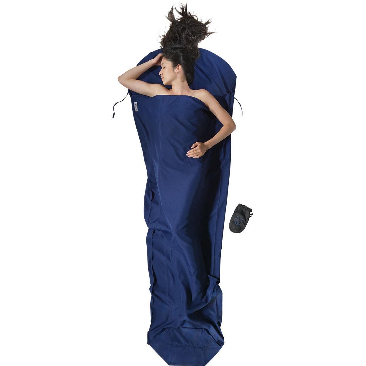 Cocoon MummyLiner Microfiber i blå mumieform, lätt och snabbtorkande sovsäckslakan