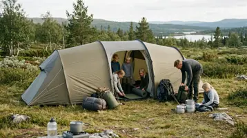 Familj packar upp vid ett stort sexmannatunneltält på fjällheden